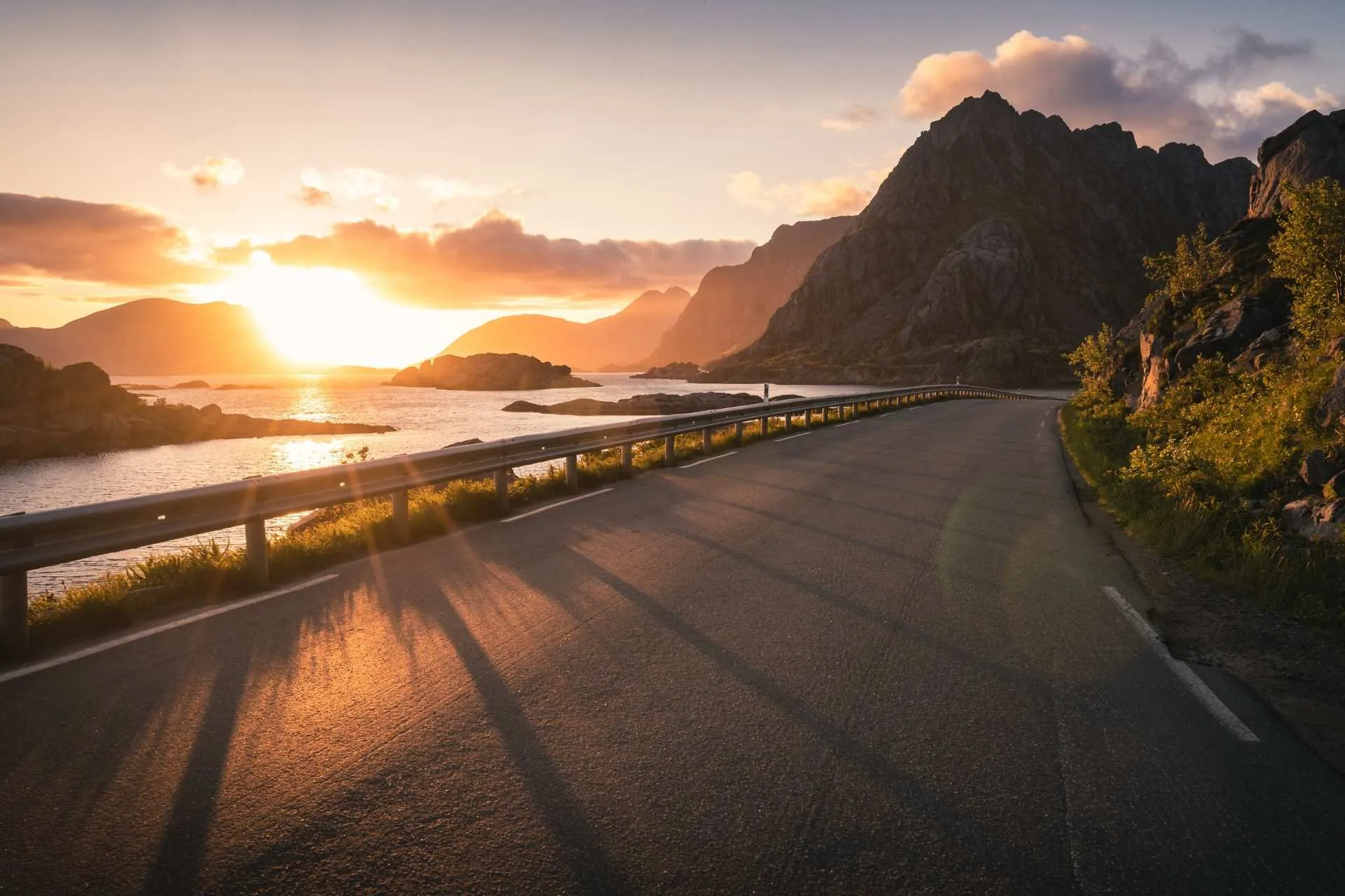 Bergweg met de Middernachtzon op de Lofoten-eilanden, Noorwegen | de Jong Intra Vakanties