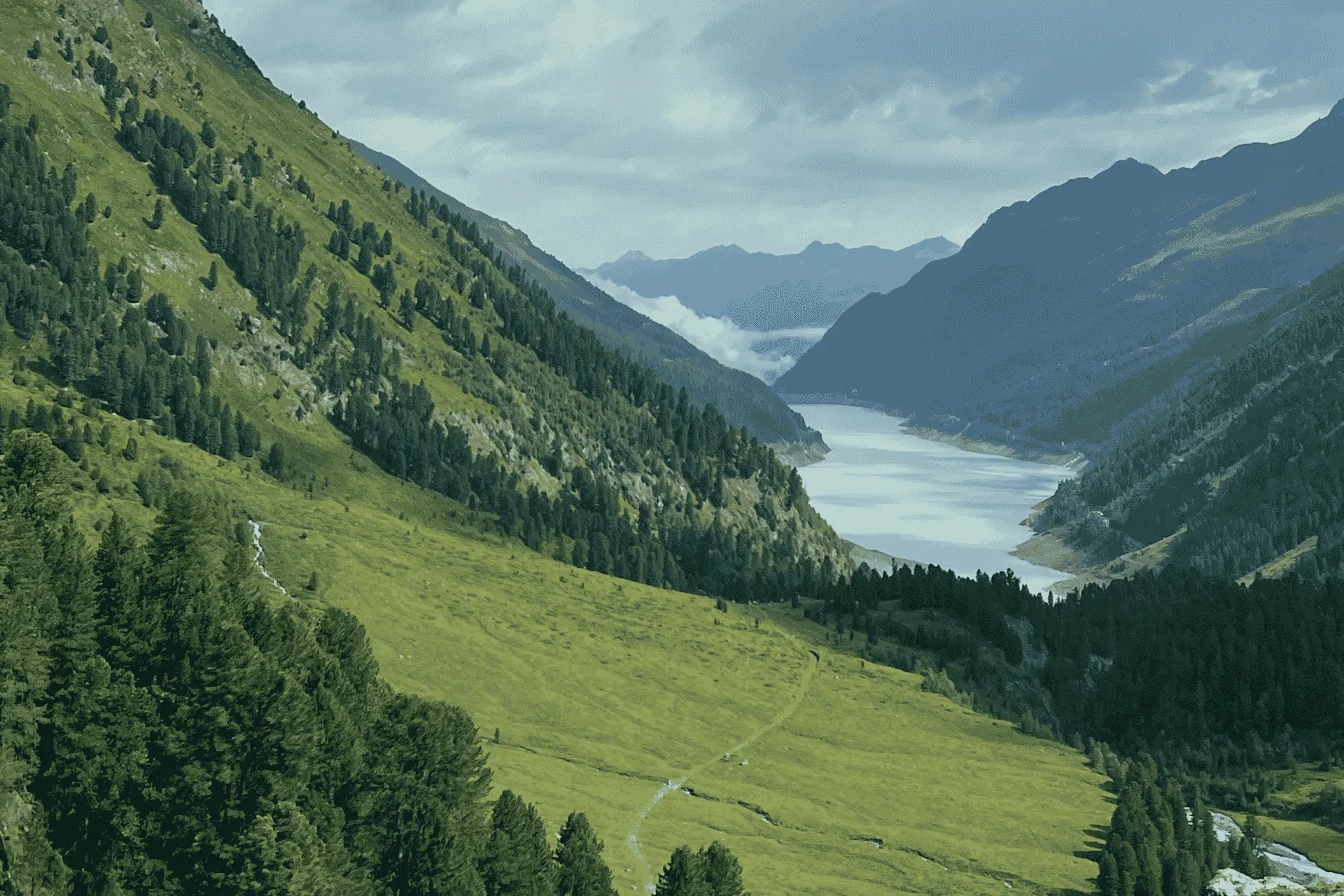 Uitzicht op het prachtige groene Kaunertal in Oostenrijk tijdens de Drielandenreis | de Jong Intra Vakanties