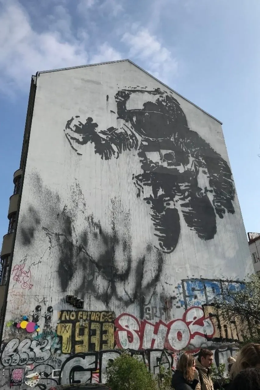 Graffiti van een astronaut op een gebouw in Berlijn, Duitsland | de Jong Intra Vakanties