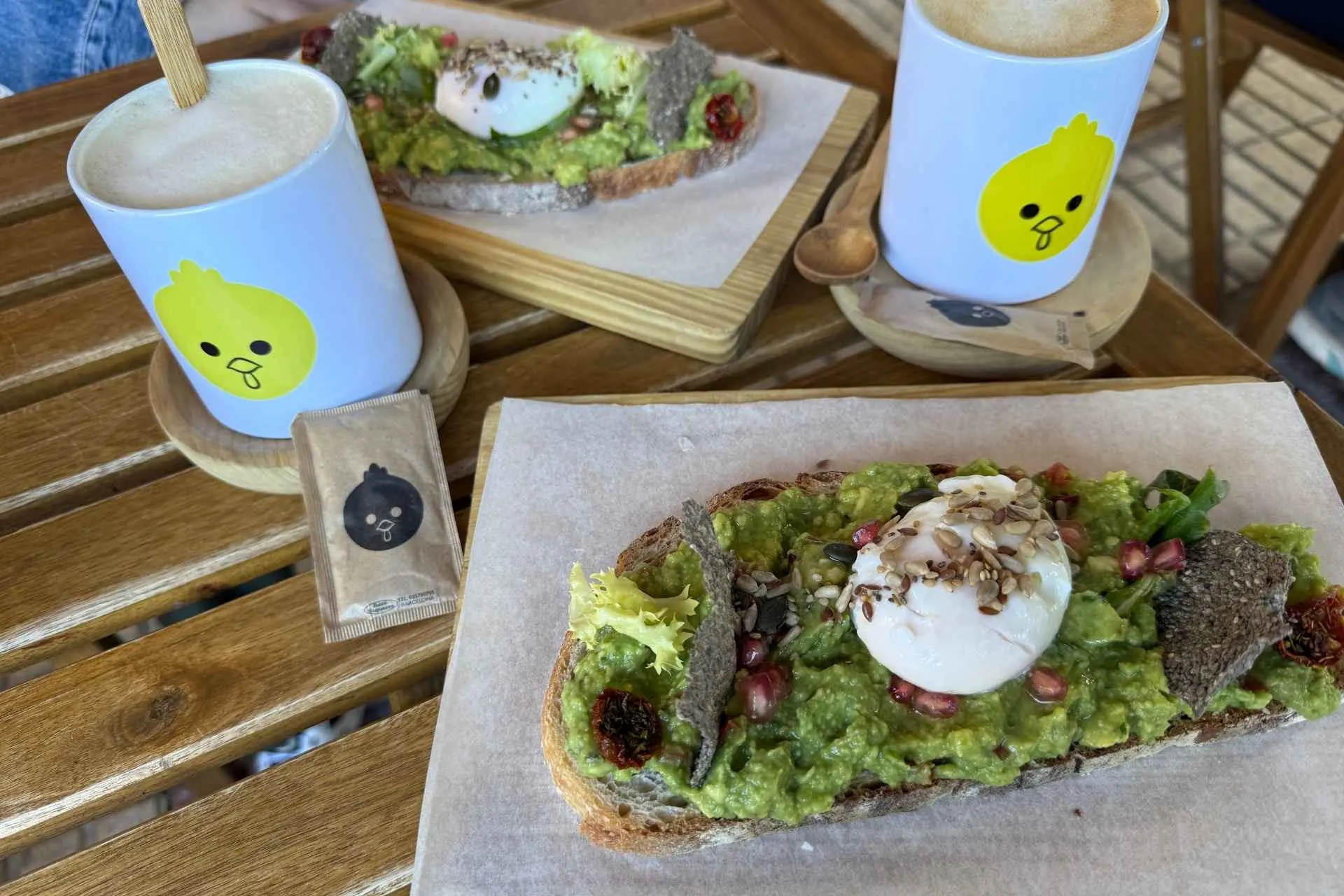 Een lekkere avocadosmash bij Billy Brunch in Sevilla, Spanje - de Jong Intra Vakanties