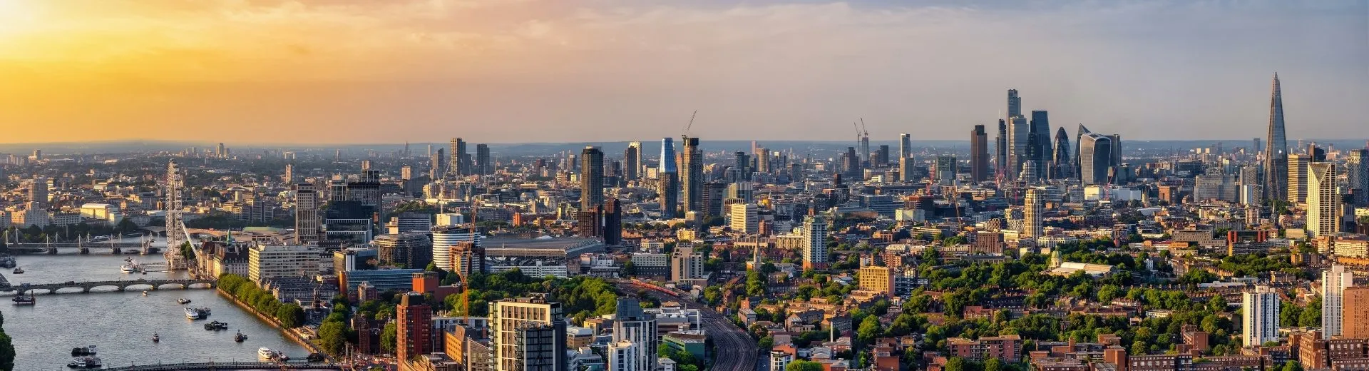 Panoramisch uitzicht op de skyline van Londen gezien vanaf Nine Elms, die zich uitstrekt van de City tot Westminster tijdens een zomerse zonsondergang, London, Engeland | de Jong Intra Vakanties