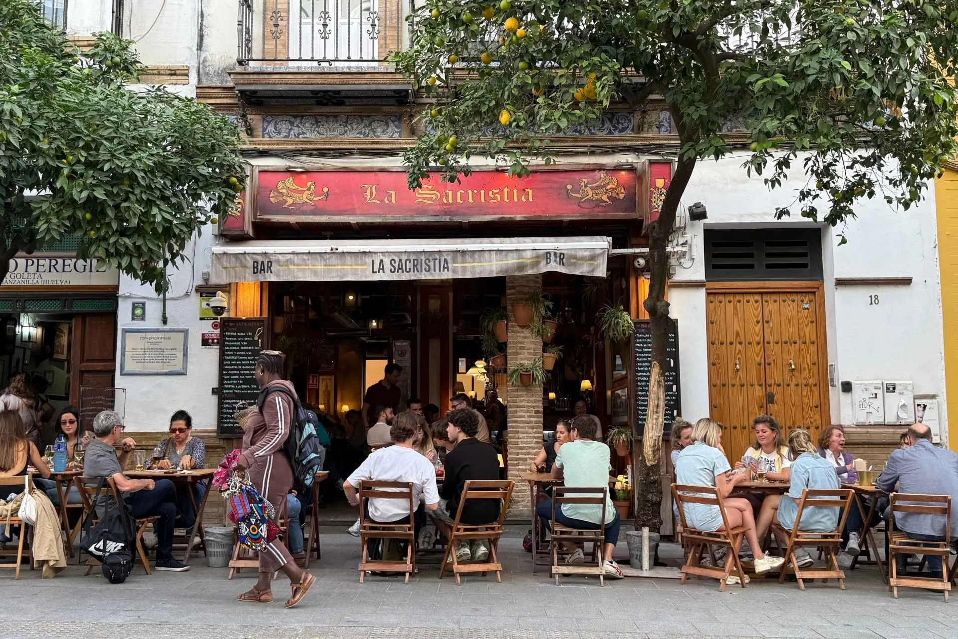 Het gezellige terras van La Sacristia Tapas tijdens een stedentrip in Sevilla, Spanje - de Jong Intra Vakanties
