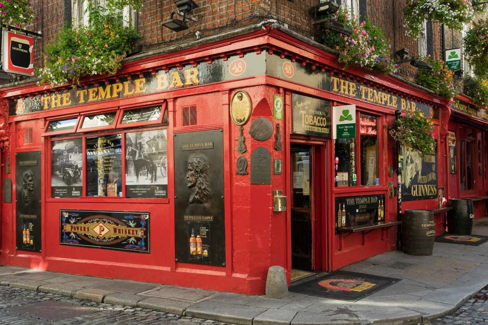 Bezoek de Temple Bar, een van de meest toeristische en beroemde pubs van Dublin tijdens je stedentrip Dublin met de Jong intra Vakanties
