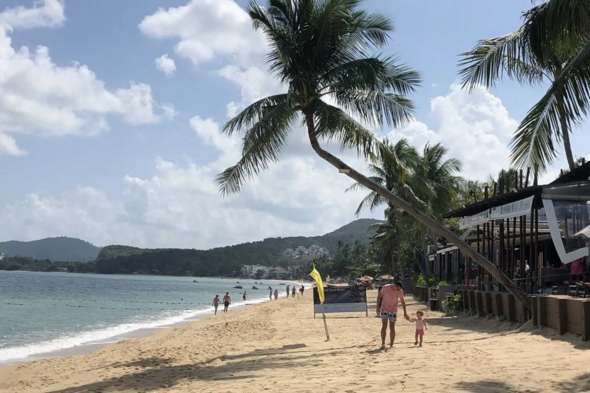 Barbara met haar gezin op het strand in Thailand | de Jong Intra Vakanties