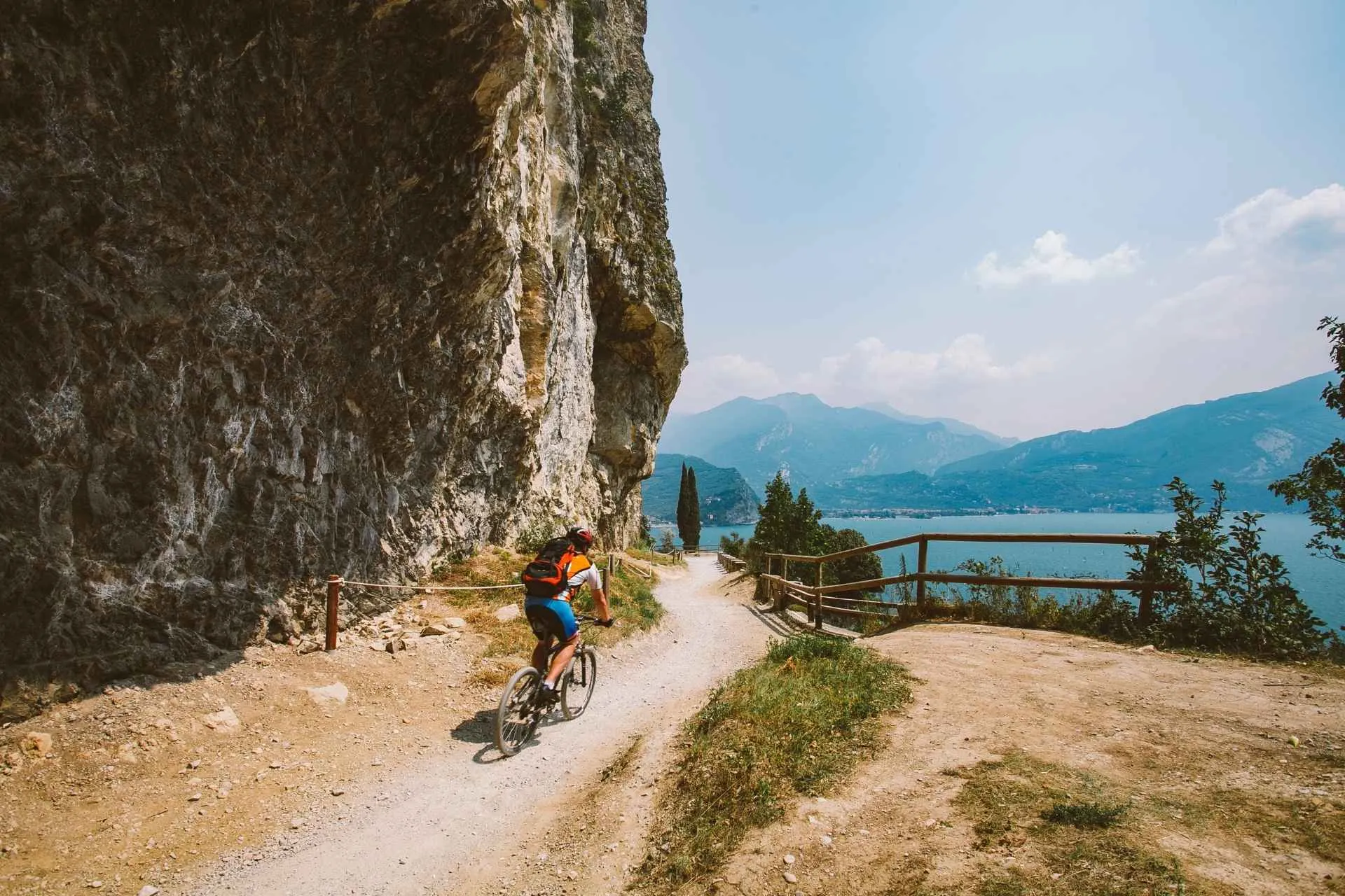 Mountainbiker op een grindfietspad op hoogte nabij het Gardameer in de zomer in Italië | de Jong Intra Vakanties
