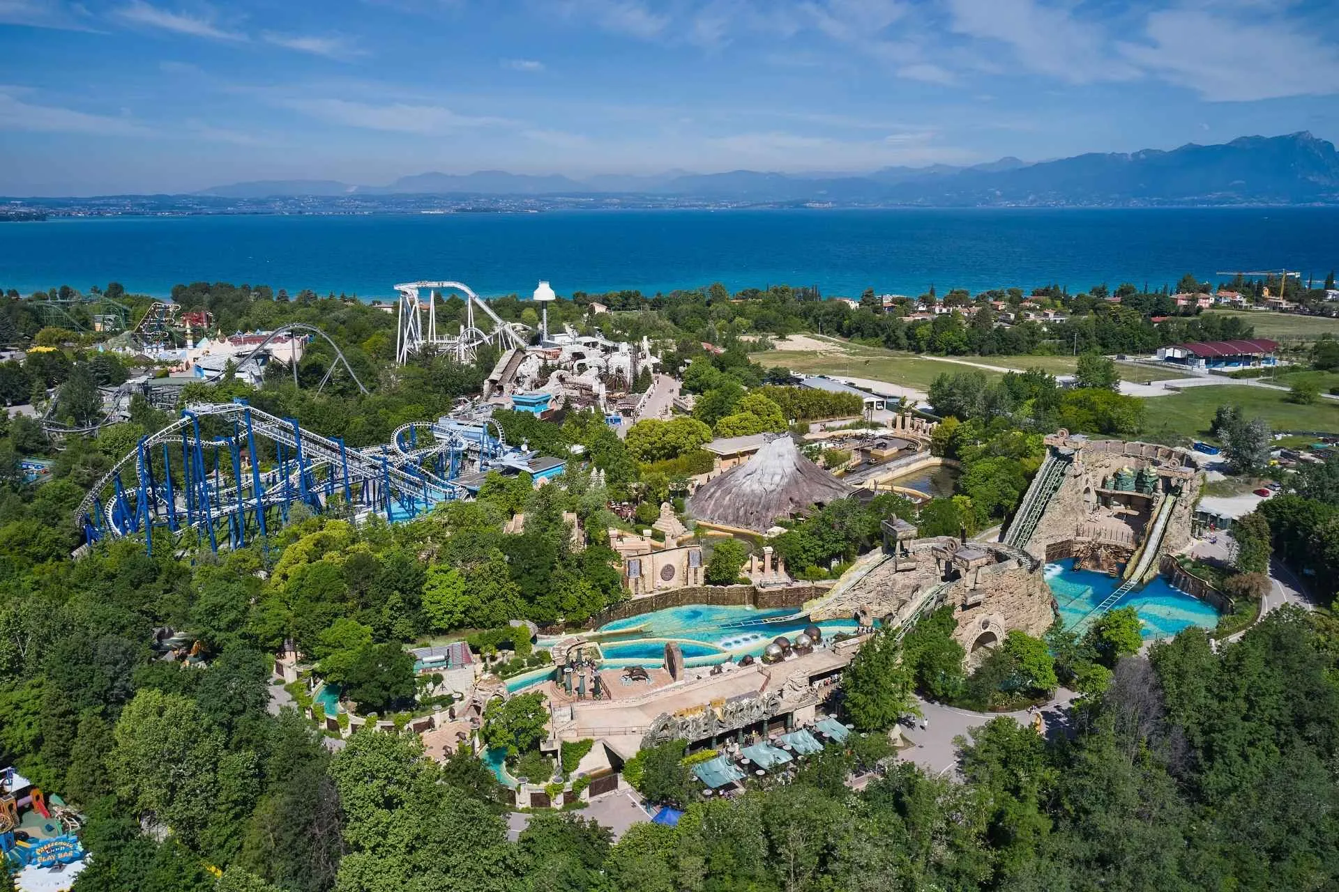 Pretpark Gardaland, Italië. Panorama op grote hoogte | de Jong Intra Vakanties