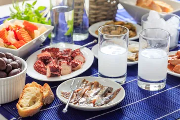 Griekse Ouzo en traditionele lekkernijen