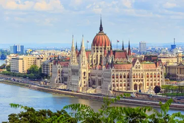 Hongaars parlementsgebouw, gelegen aan de Donau