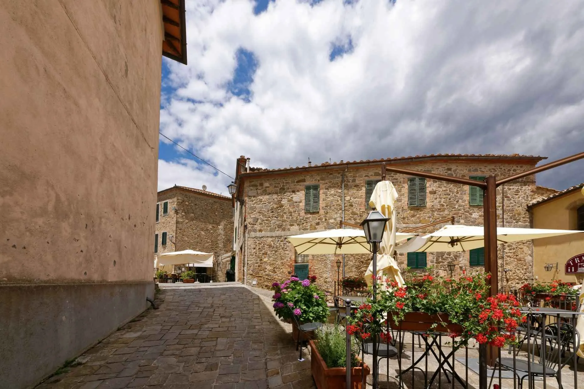 Geniet van het heerlijke eten bij Il Leccio in Sant' Angelo in Colle, Italië met de Jong Intra Vakanties
