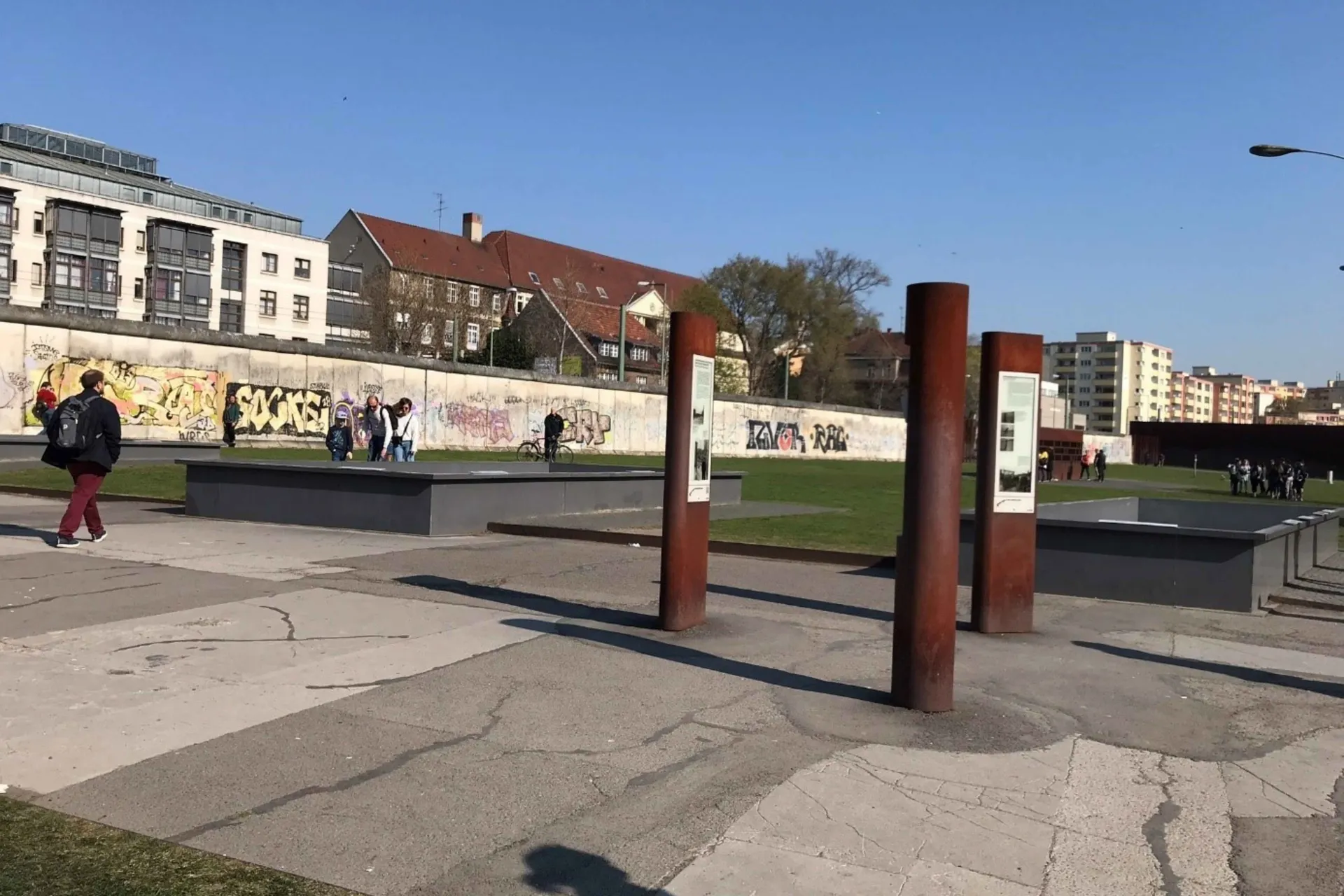 Graffiti op de East Side Gallery, Berlijn, Duitsland | de Jong Intra Vakanties