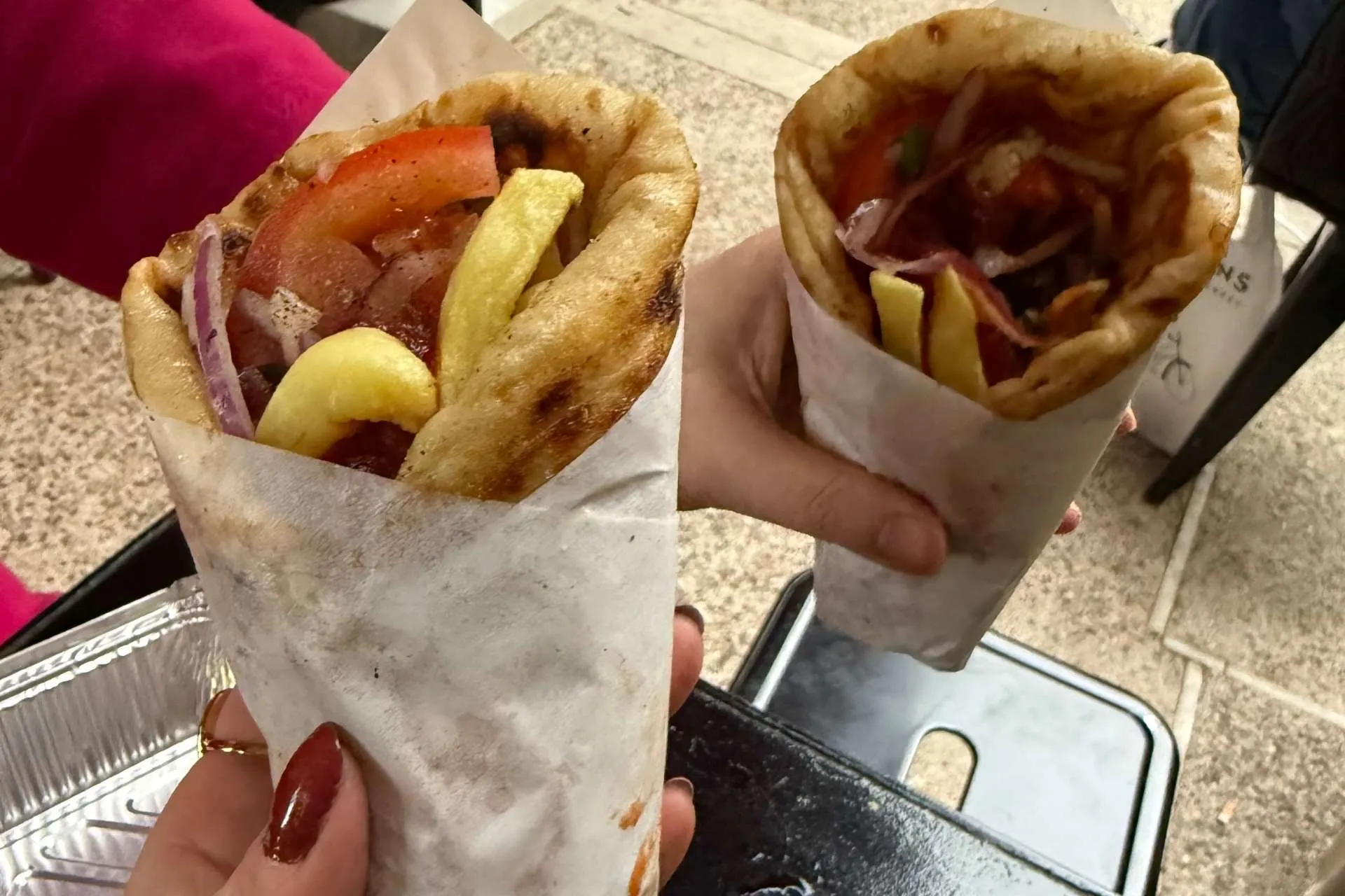 Een pita souvlaki bij de beroemde zaak van Kostas Souvlaki in Athene, Griekenland - de Jong Intra Vakanties