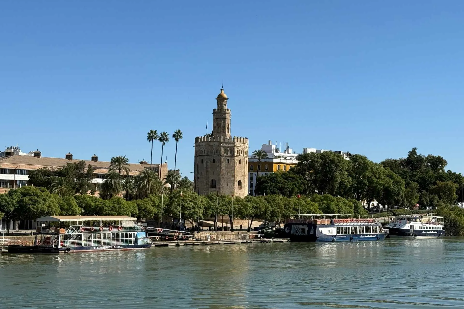 Wandelen langs de boulevard en de rivier met zicht op de Torre del Oro in Sevilla - de Jong Intra Vakanties
