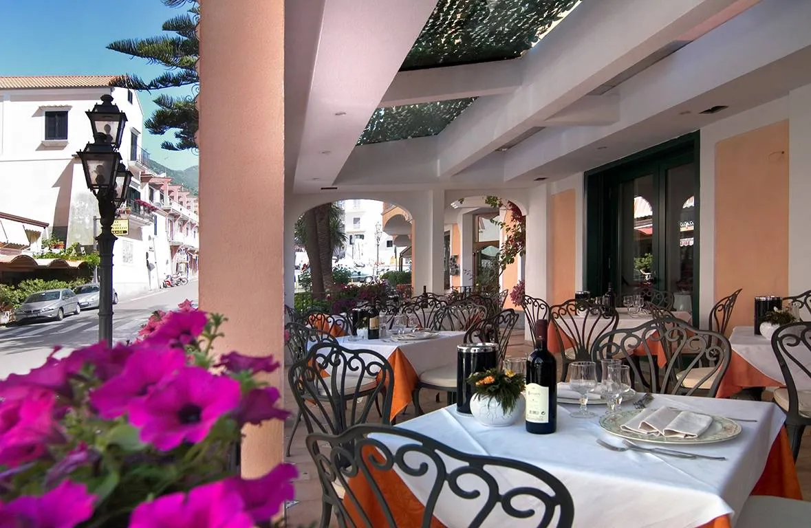 Zonvakantie Hotel Santa Lucia in Minori (Amalfi en Golf van Napels, Italië)