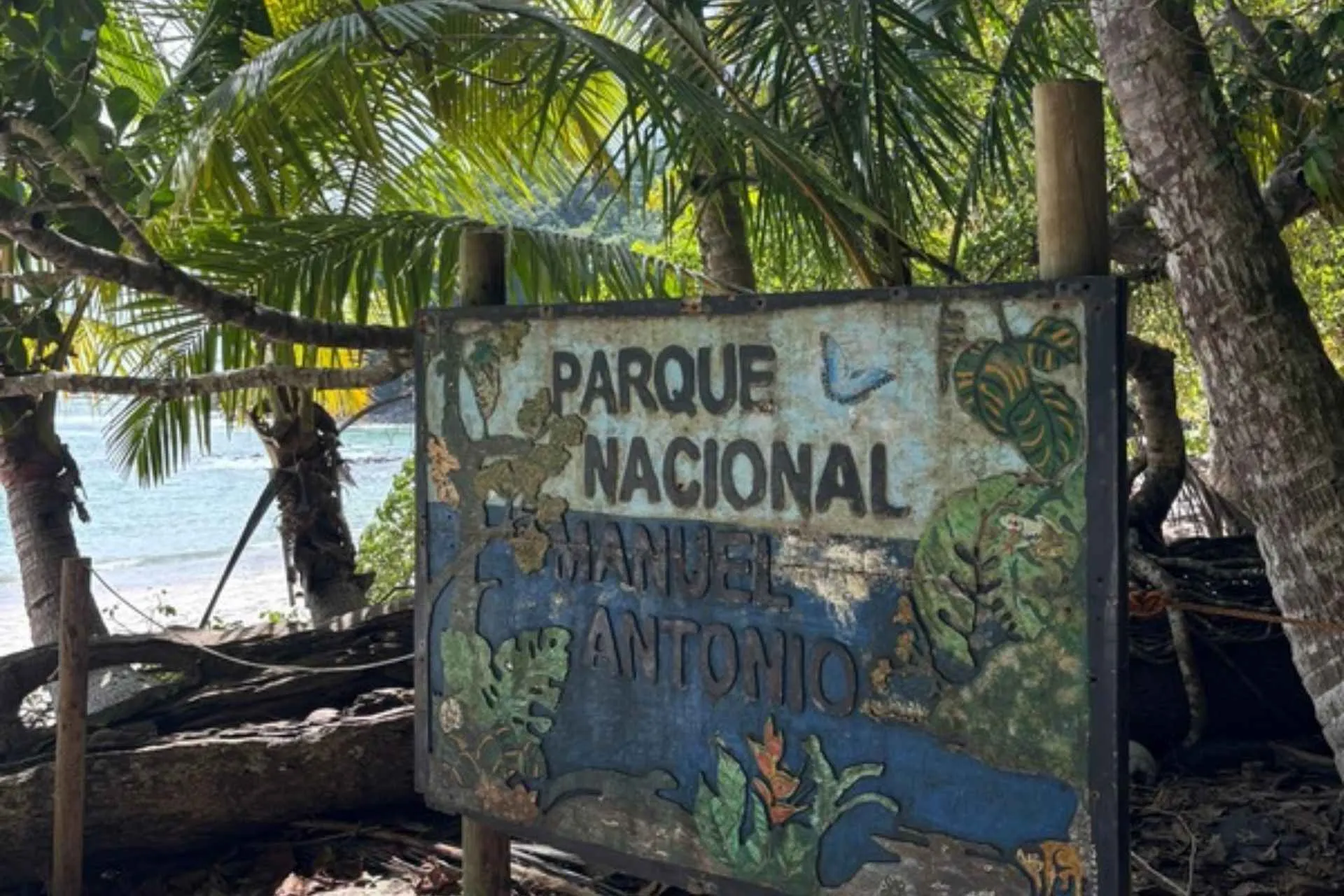 Welkomstbord Manuel Antonio National Park op het strand, Costa Rica | de Jong Intra Vakanties
