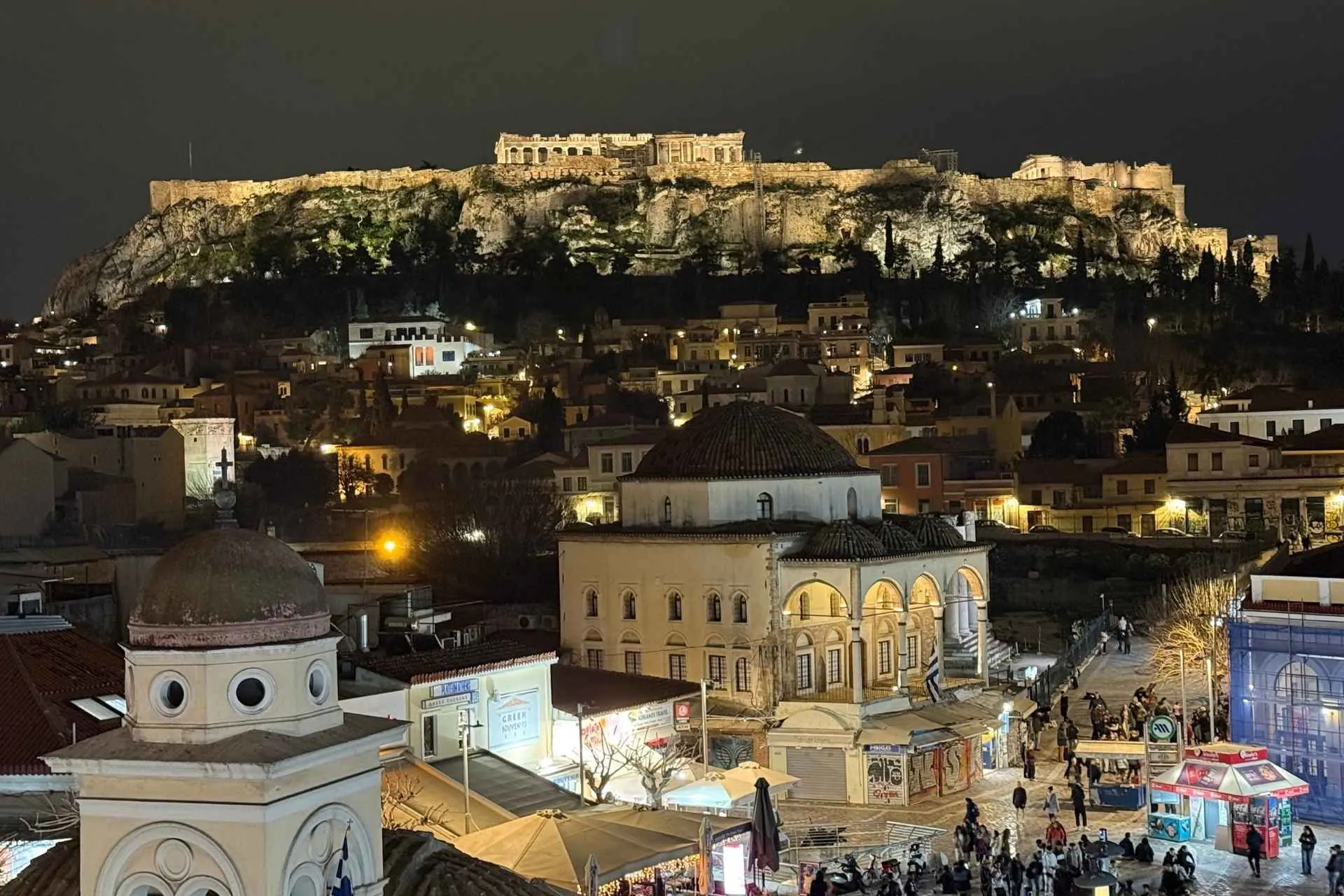 Een cocktail drinken bij MS Roof Garden met uitzicht op de verlichte Akropolis in Athene, Griekenland - de Jong Intra Vakanties