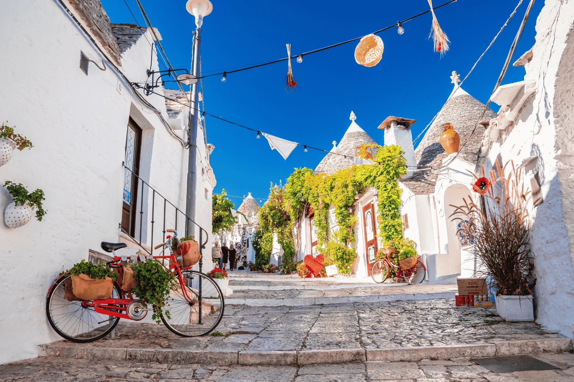 Prachtig straatje in Alberobello in Zuid-Italië in Puglia tijdens een groepsreis - de Jong Intra Vakanties