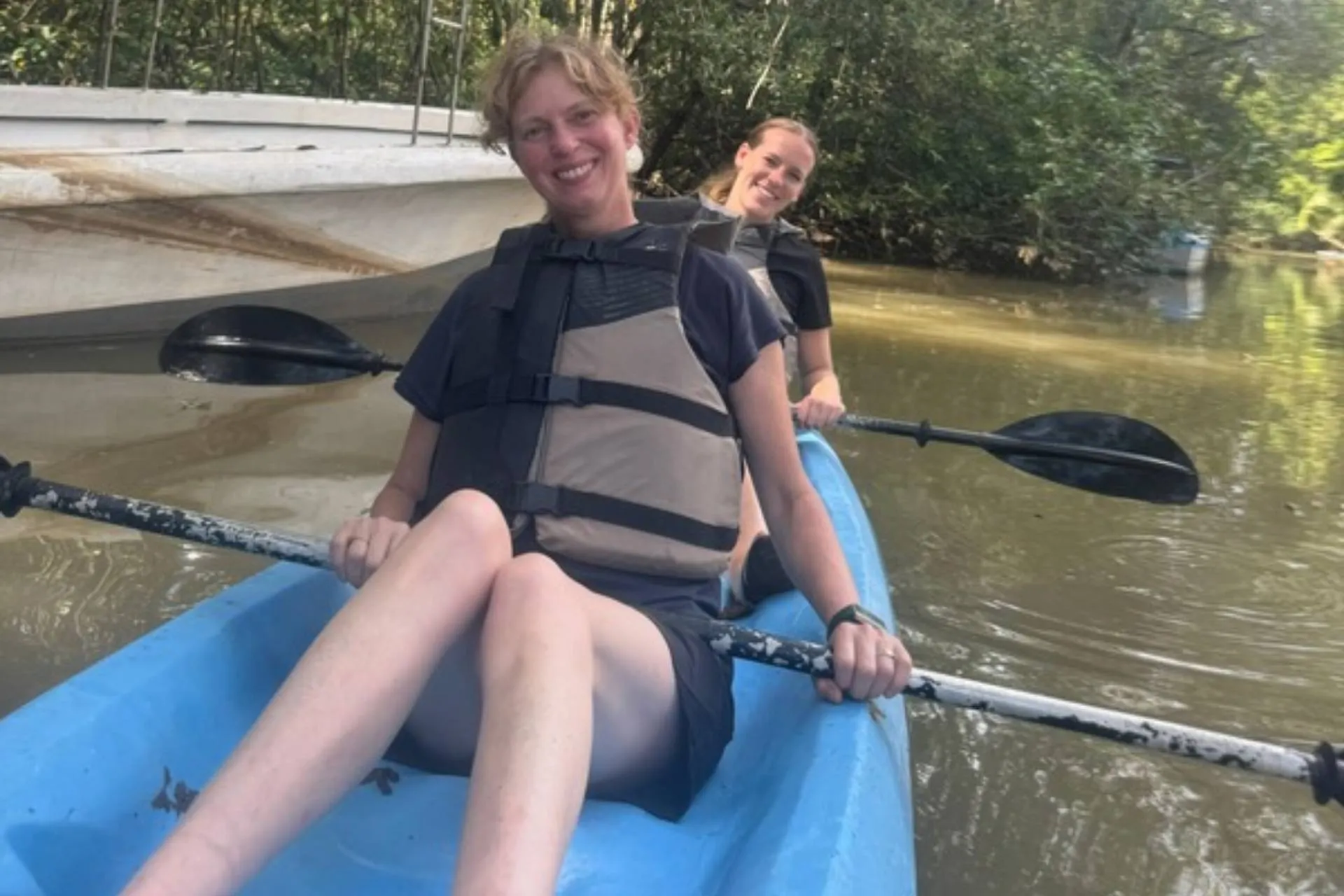 Demi en Irene kajakkend in Costa Rica | de Jong Intra Vakanties