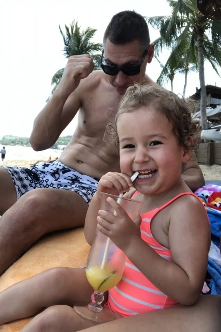 Barbara met haar gezin op het strand in Thailand | de Jong Intra Vakanties