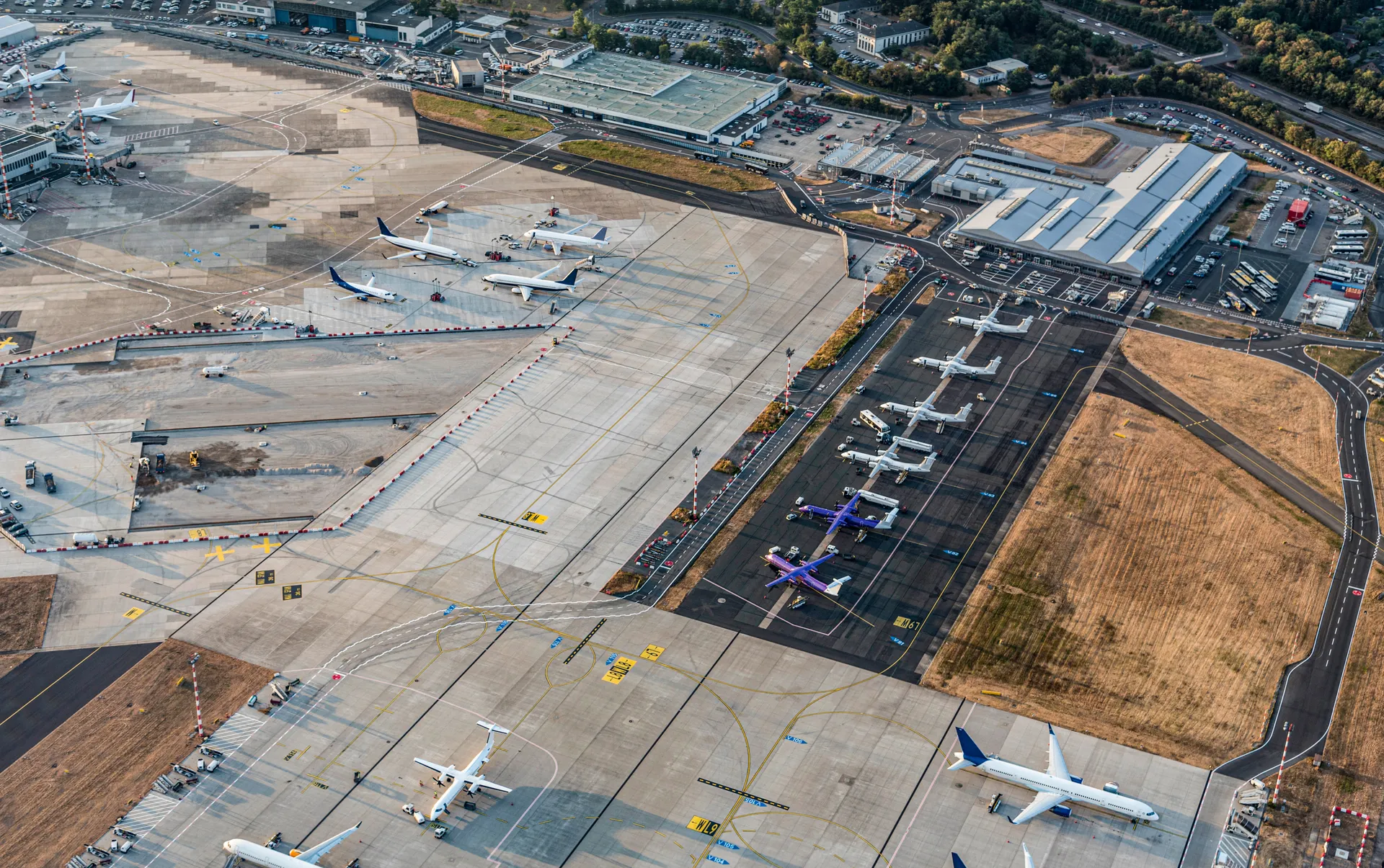 Düsseldorf Airport- AdobeStock 381894972