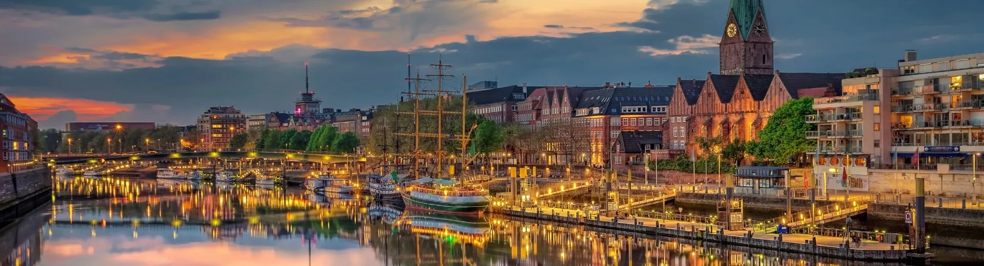 Zicht op Schlachte in Bremen, Duitsland in de avond met verlichting reflecterend op het water | de Jong Intra Vakanties