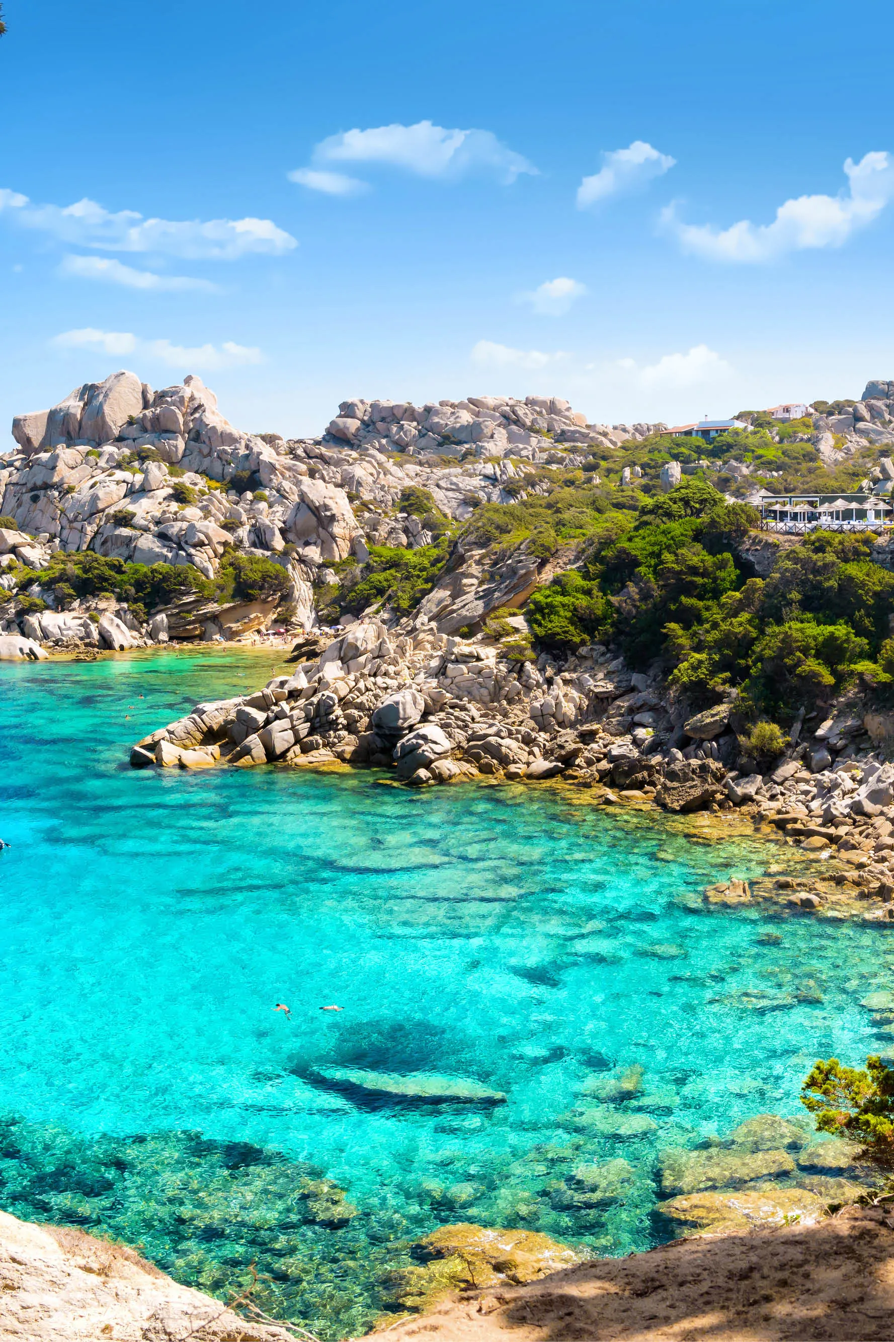 Uitzicht op de kust van Sardinië met azuurblauwe water, Italië | de Jong Intra Vakanties