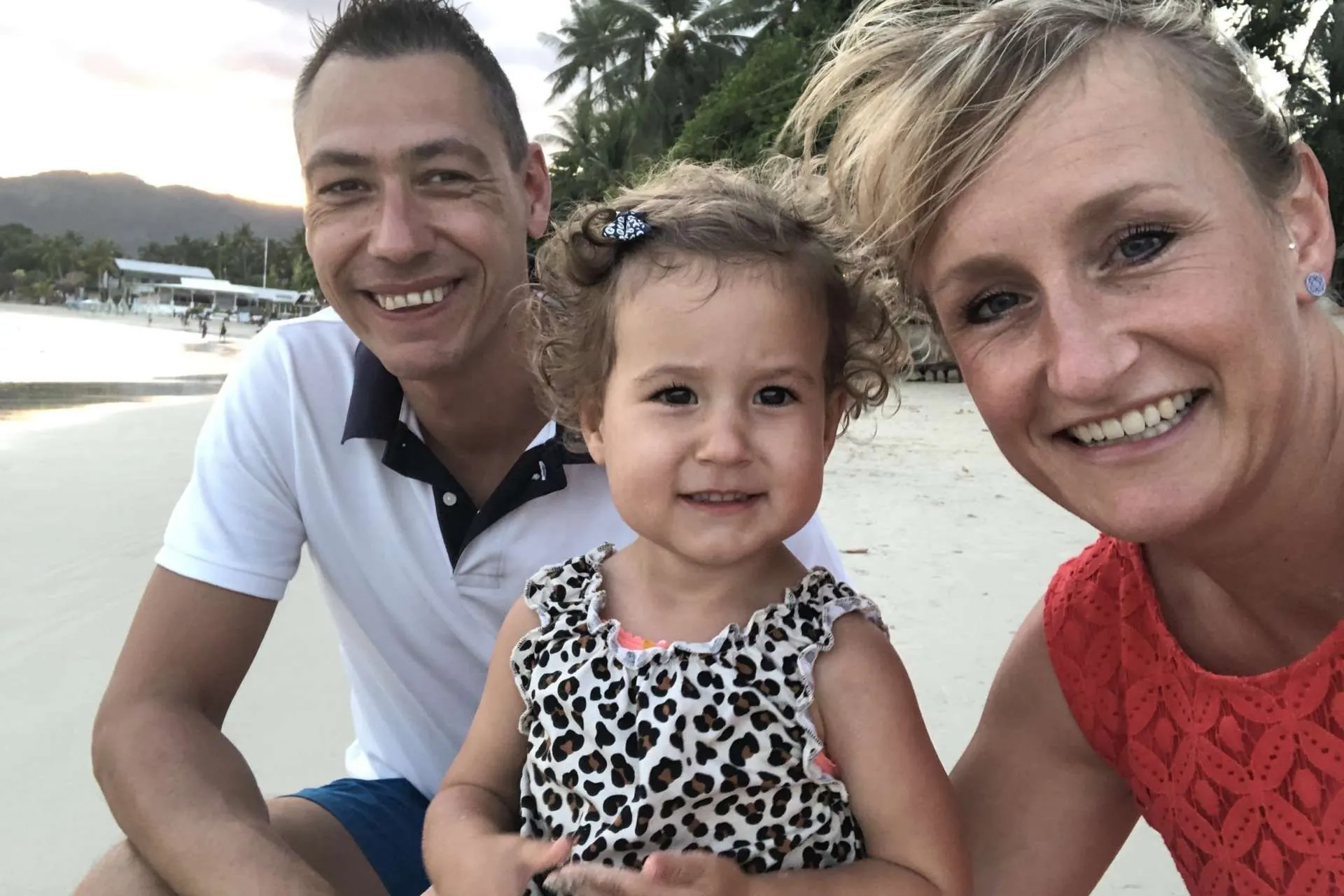 Barbara met haar gezin op het strand in Thailand | de Jong Intra Vakanties