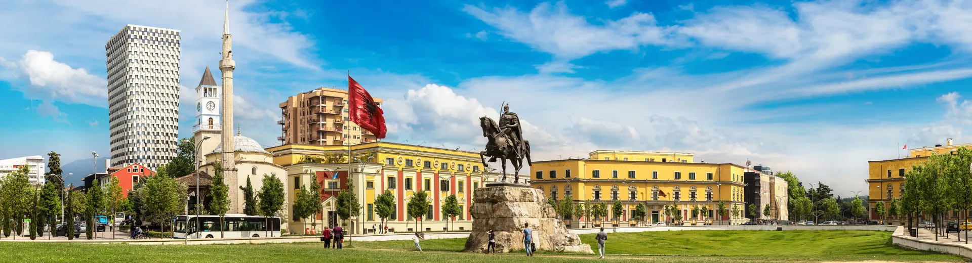 Stedentrip Albanië, Skanderbegplein, Tirana, Albanië | de Jong Intra Vakanties