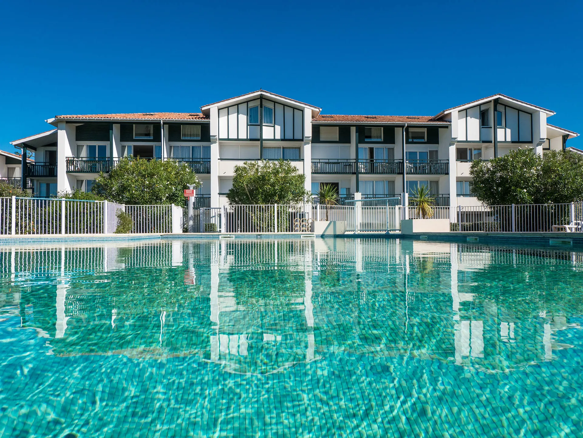 Zwembad met voorzijde