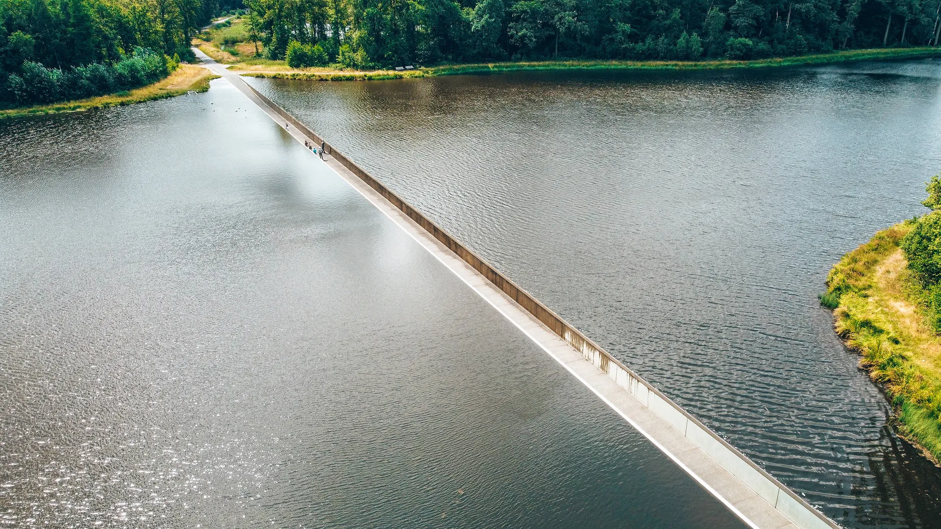 Fietsen door het water