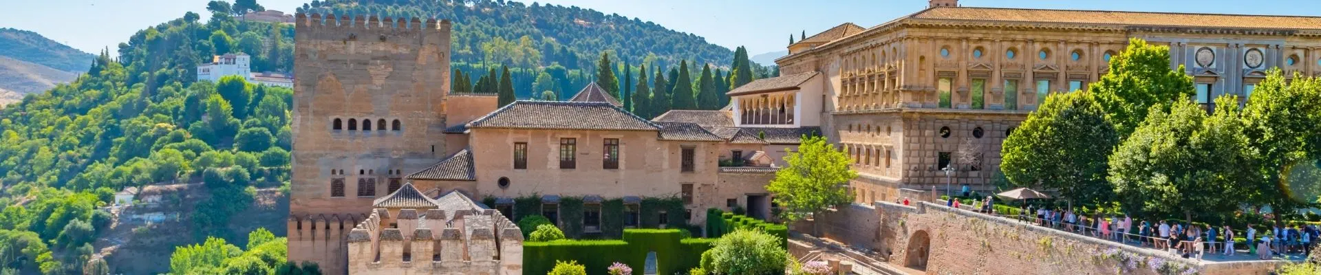 Luchtbeeld van het Alhambra in Granada, Andalusië, een cultureel hoogtepunt tijdens een autorondreis door Spanje van De Jong Intra Vakanties.