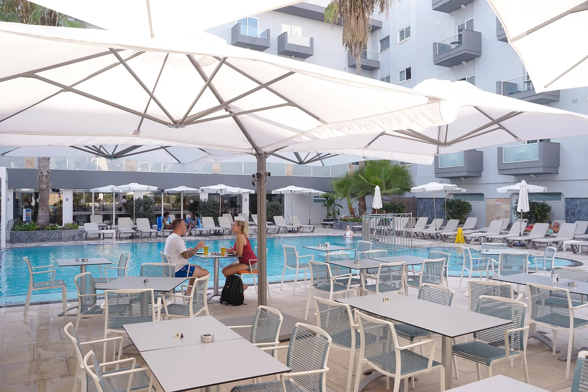 Buitenzwembad en terras