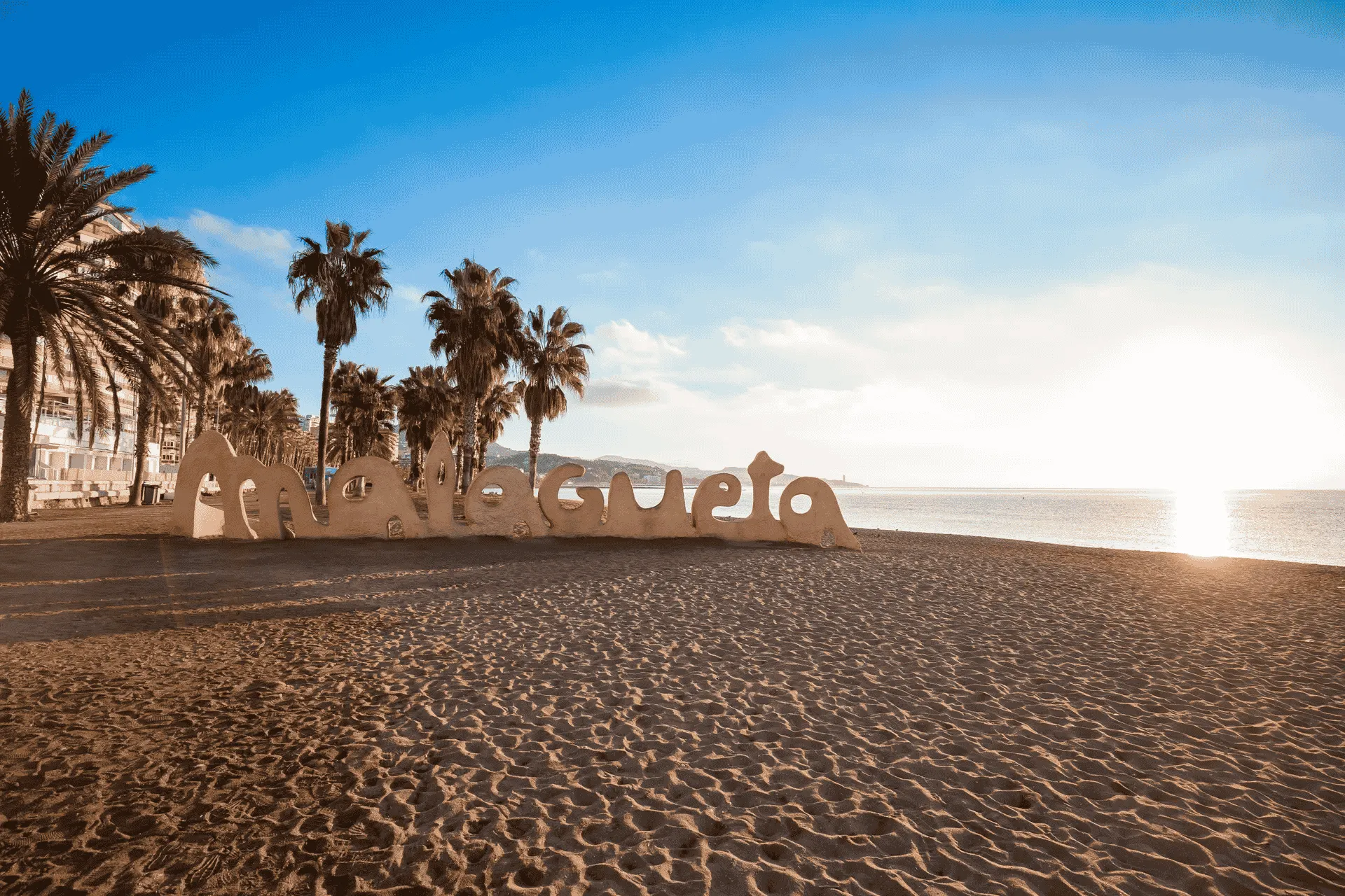 Het fijne Malagueta strand in Malaga tijdens een ontdek vakantie in het zonnige Spanje - de Jong Intra Vakanties