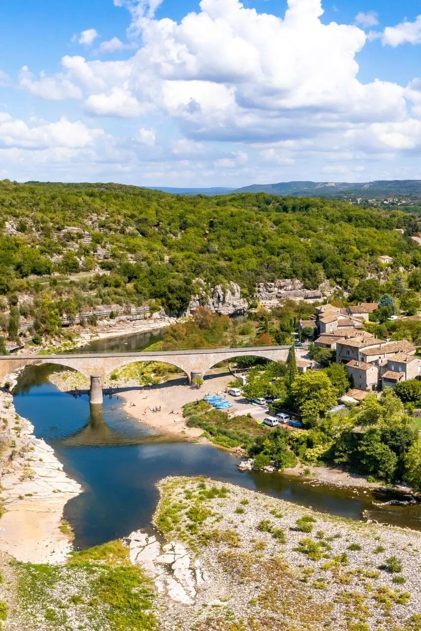 Uitzicht op het schilderachtige dorpje Balazuc in de Ardèche in Frankrijk | de Jong Intra Vakanties