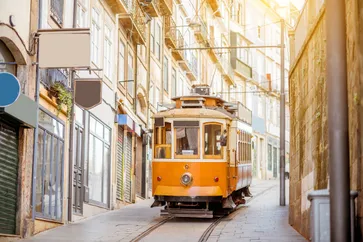 Met het antieke trammetje 1 reis je langs de bekendste hoogtepunten van Porto