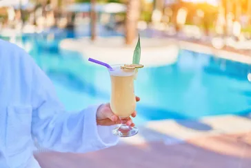 All inclusive vakantie, cocktail aan het zwembad | de Jong Intra Vakanties