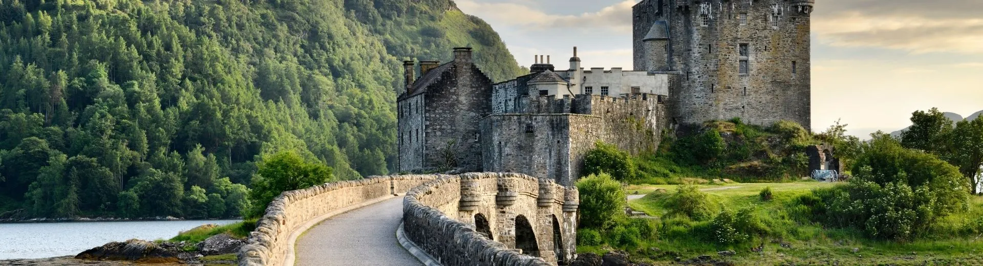 Avondlicht op het gerestaureerde Eilean Donan Castle op een eiland bij drie lochs, met een toegevoegde stenen boogvoetbrug, Schotse Hooglanden, Schotland, Groot-Brittannië | de Jong Intra Vakanties