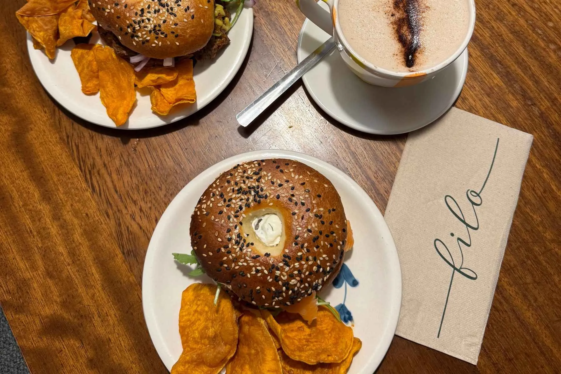 Verse knapperige bagels bij Filo Sandwicheria in Sevilla, Spanje - de Jong Intra Vakanties