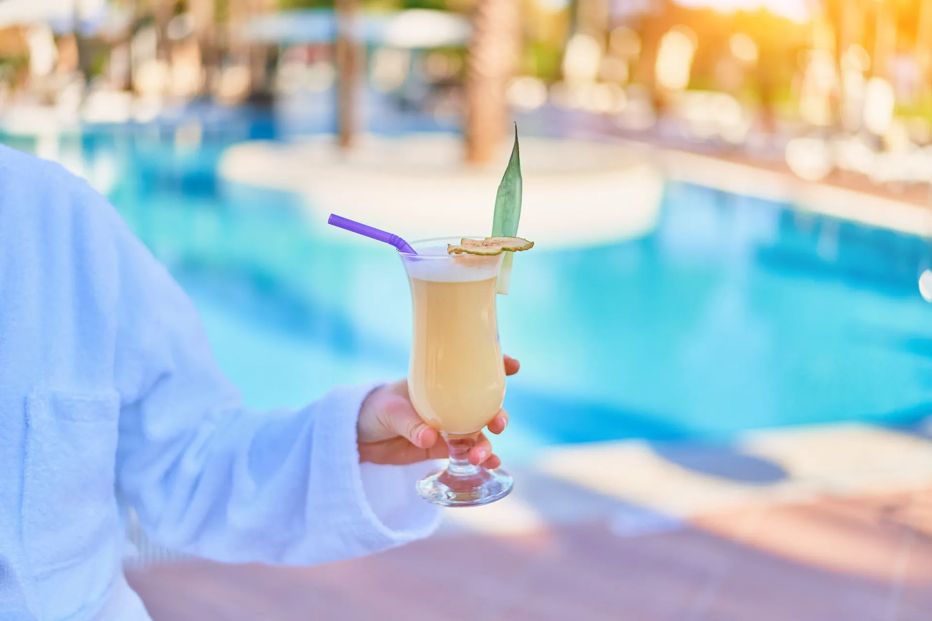 All inclusive vakantie, cocktail aan het zwembad | de Jong Intra Vakanties