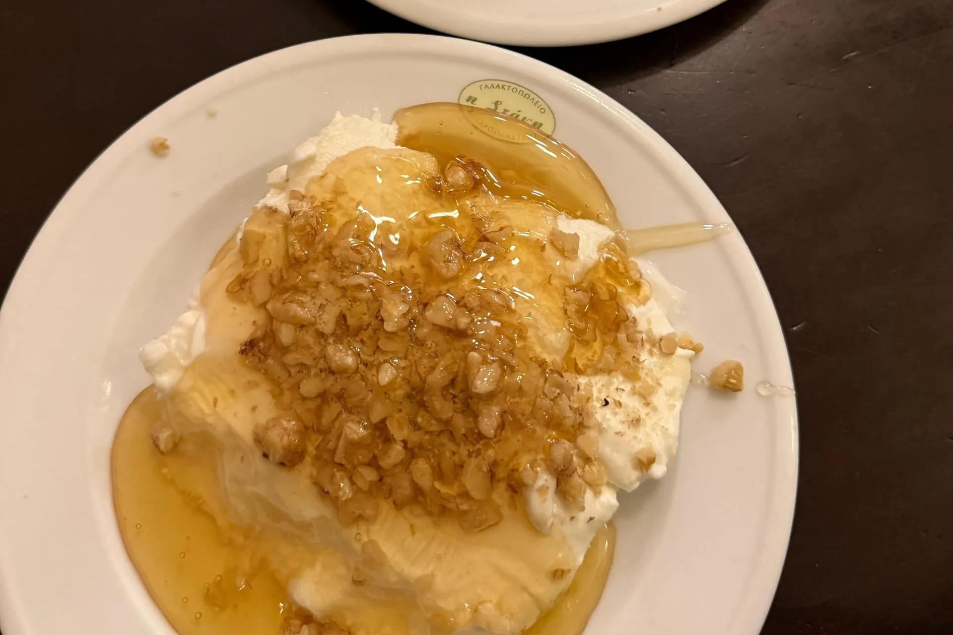 De beste Griekse schapenyoghurt eet je bij het authentieke Stani sinds 1931 in Athene, Griekenland - de Jong Intra Vakanties 