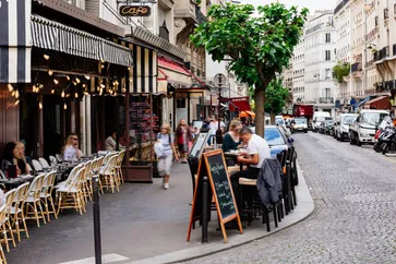 Parijs, restaurant AdobeStock_297290383.