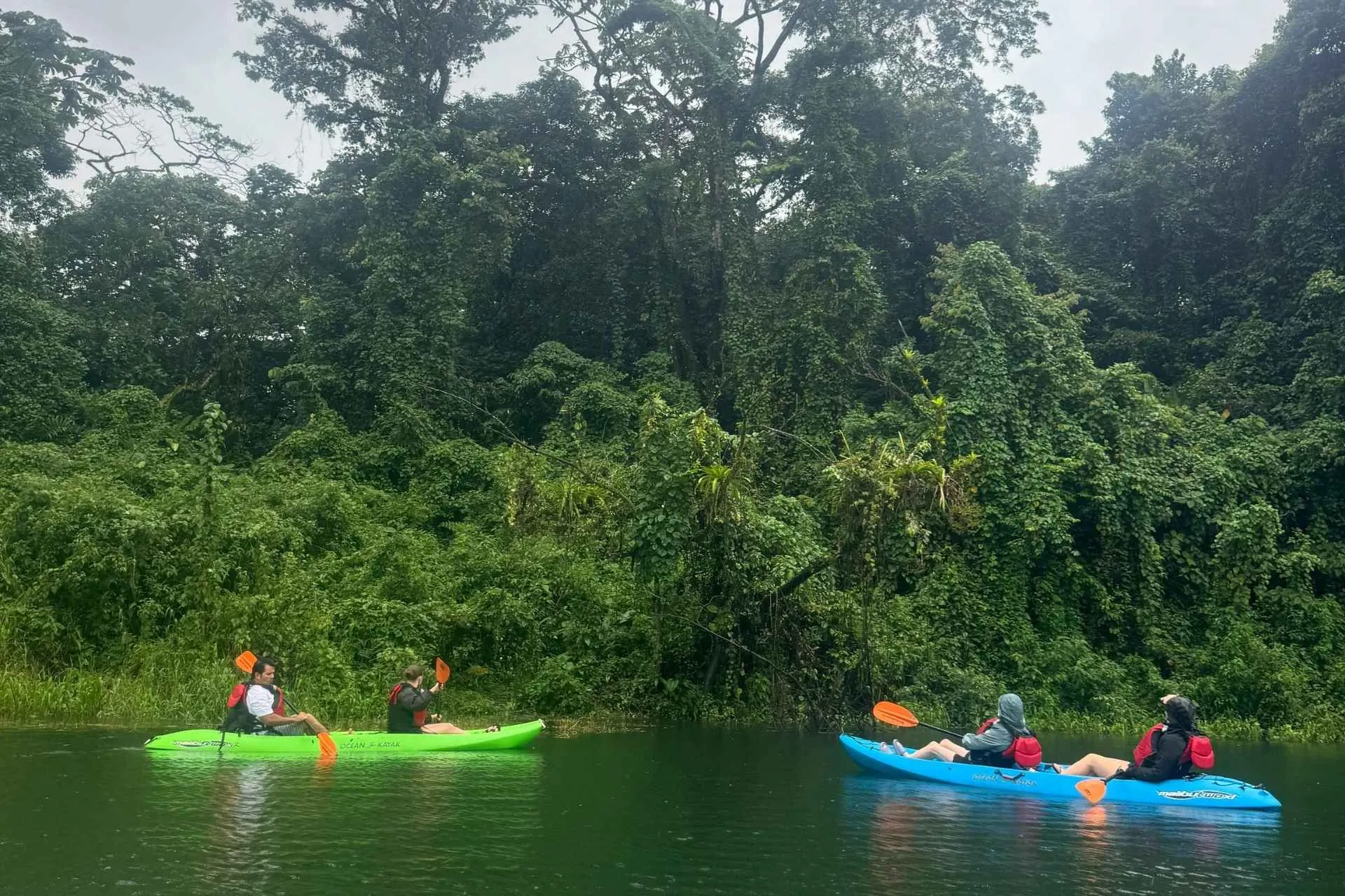  Kajakken in het Arenal-meer, Costa Rica tijdens studiereis Costa Rica | de Jong Intra Vakanties