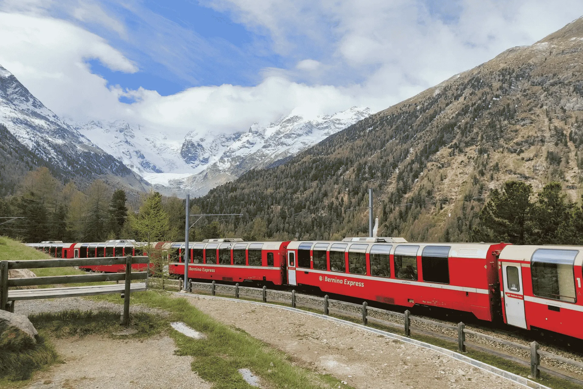 Uitzicht op de bergen en de iconische Bernina Express tijdens de groepsreis Drielandenreis, Zwitserland | de Jong Intra Vakanties