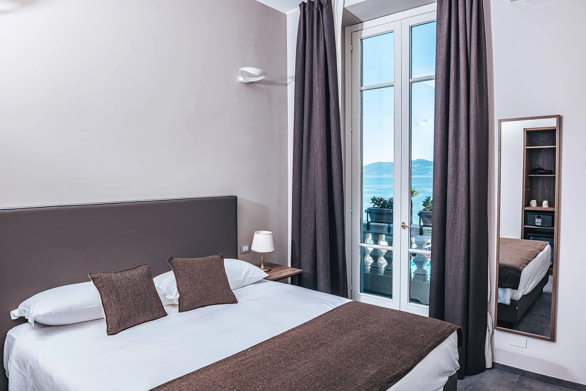 Voorbeeldkamer met zijmeerzicht