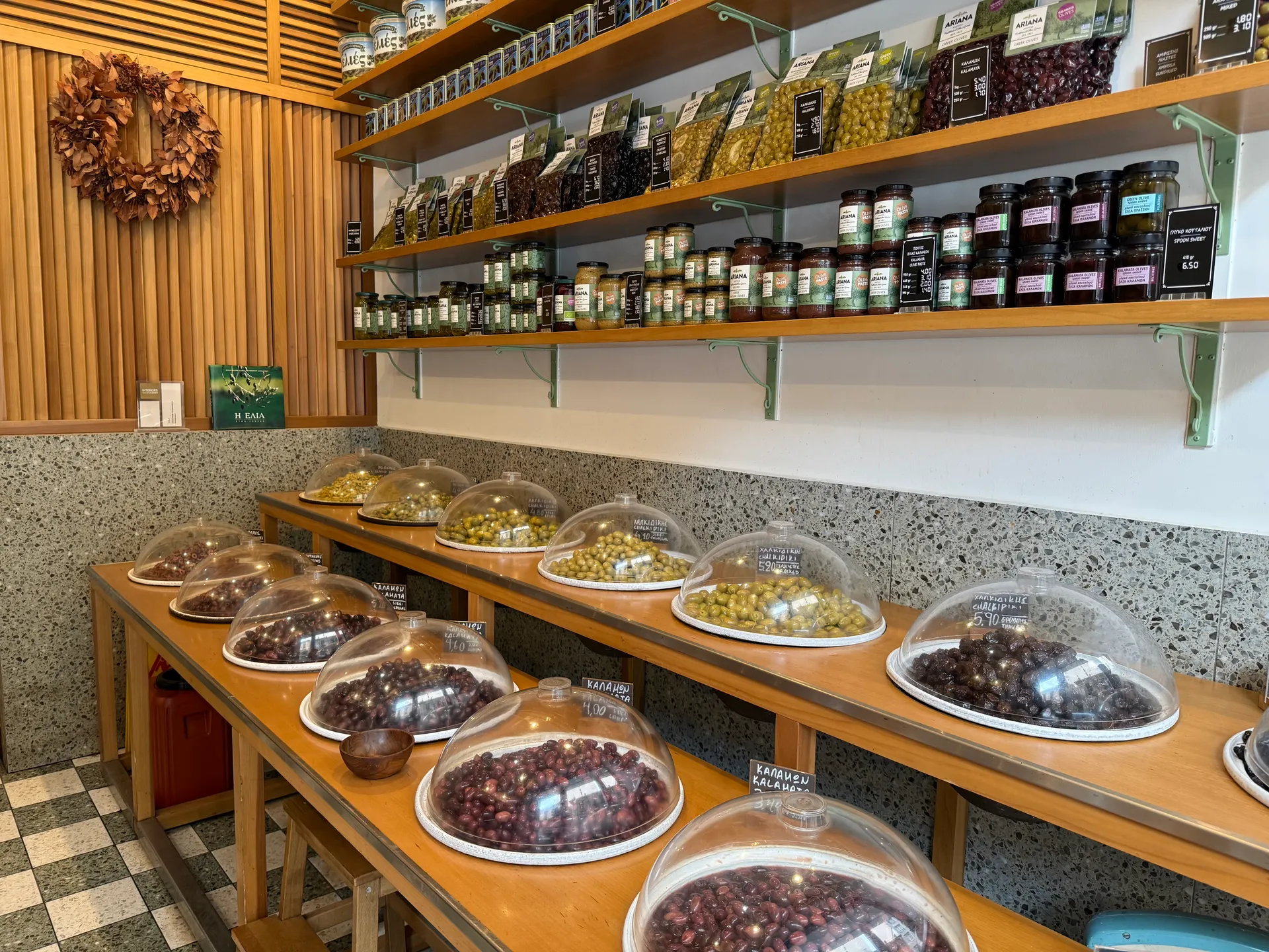 Olijven kopen bij Ariana Olives tijdens een stedentrip Athene in Griekenland - de Jong Intra Vakanties