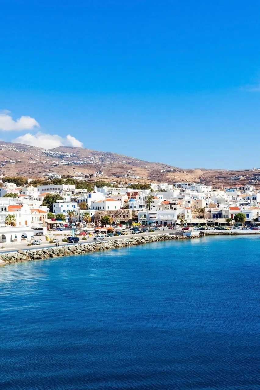 Zicht op de kust van het Tinos Eiland vanaf het water, Griekenland | de Jong Intra Vakanties