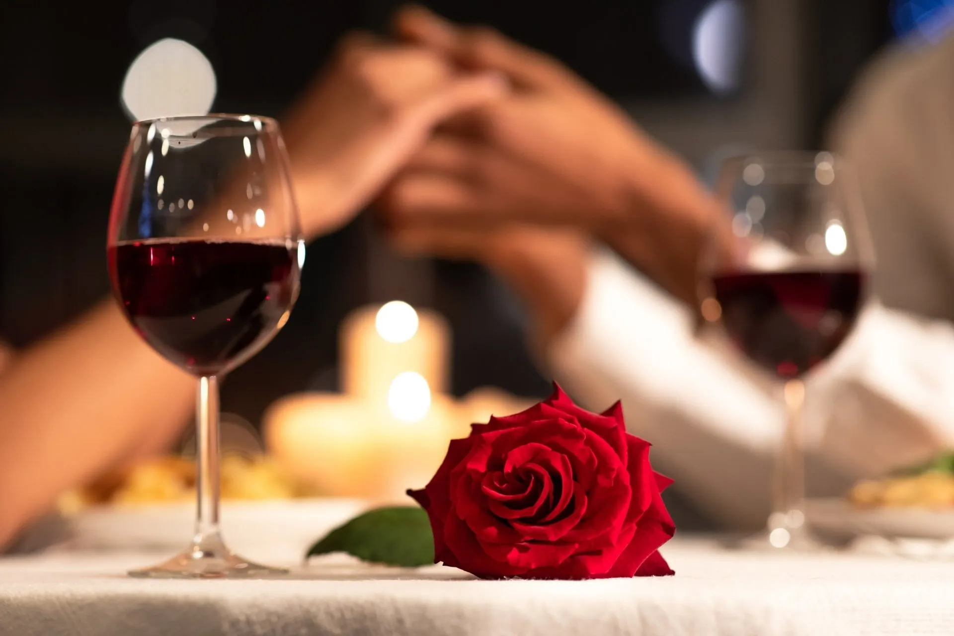 Romantisch diner in een restaurant tijdens een vakantie met de Jong Intra Vakanties