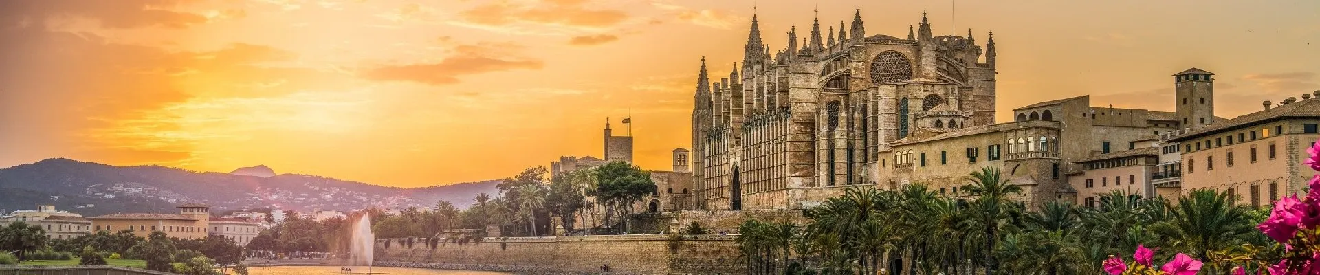 Landschap met de kathedraal La Seu bij zonsondergang op de eilanden Palma de Mallorca, Spanje met een vakantie van de Jong Intra Vakanties