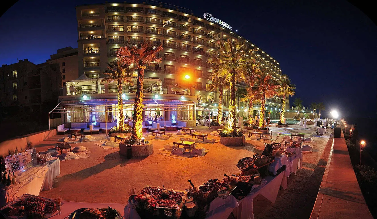 hotel met palmbomen 's nachts