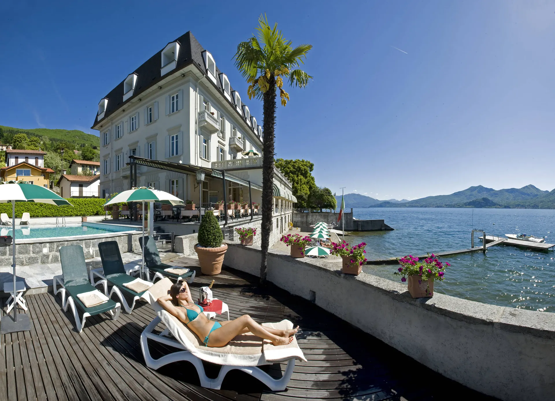 Zwembad en ligstoelen