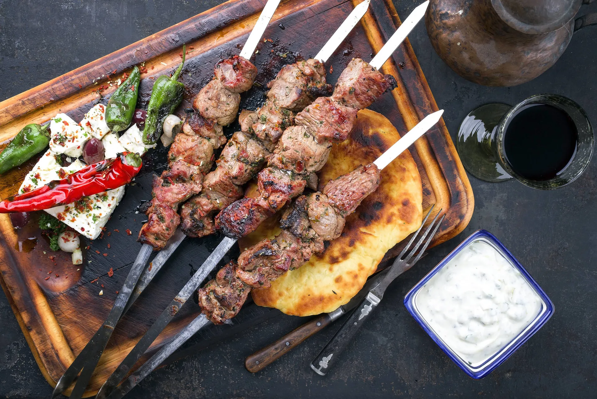 Traditionele Griekse maaltijd - Souvlaki met Tzatziki